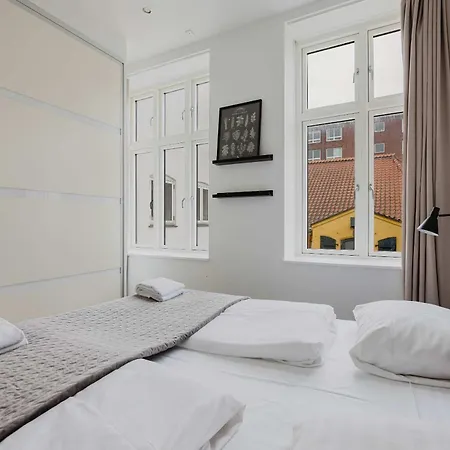 Amalienborg Stylish 2 Bed Apartament *