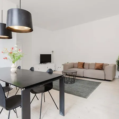 Amalienborg Stylish 2 Bed Apartament